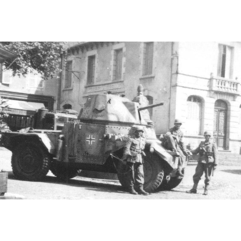 ICM 1:35 Panzersphwagen P 204 (F) W/CdmTr   *K