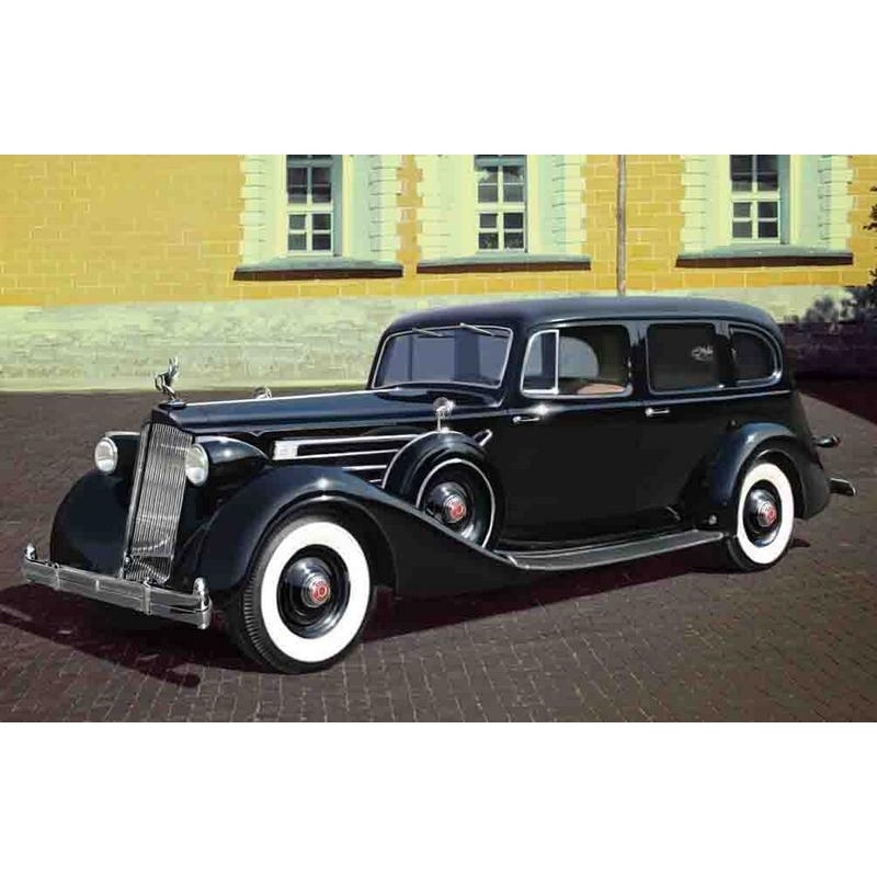 ICM 1:35 Packard 12 (1936) Soviet LeaderCar with Passengers