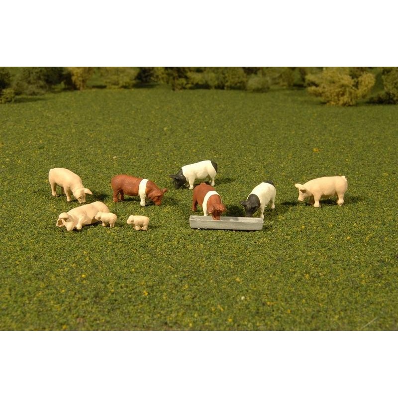 Bachmann Pigs. 9 Figures. HO Scale