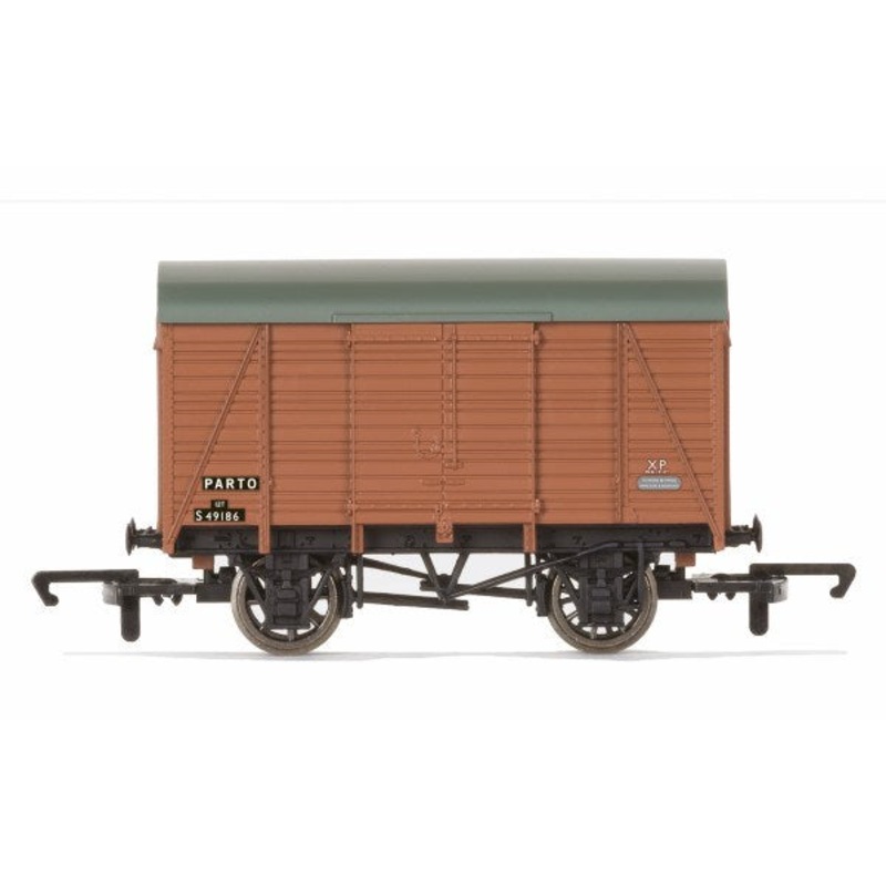 Hornby R60102 BR Twin Vent Van S49186