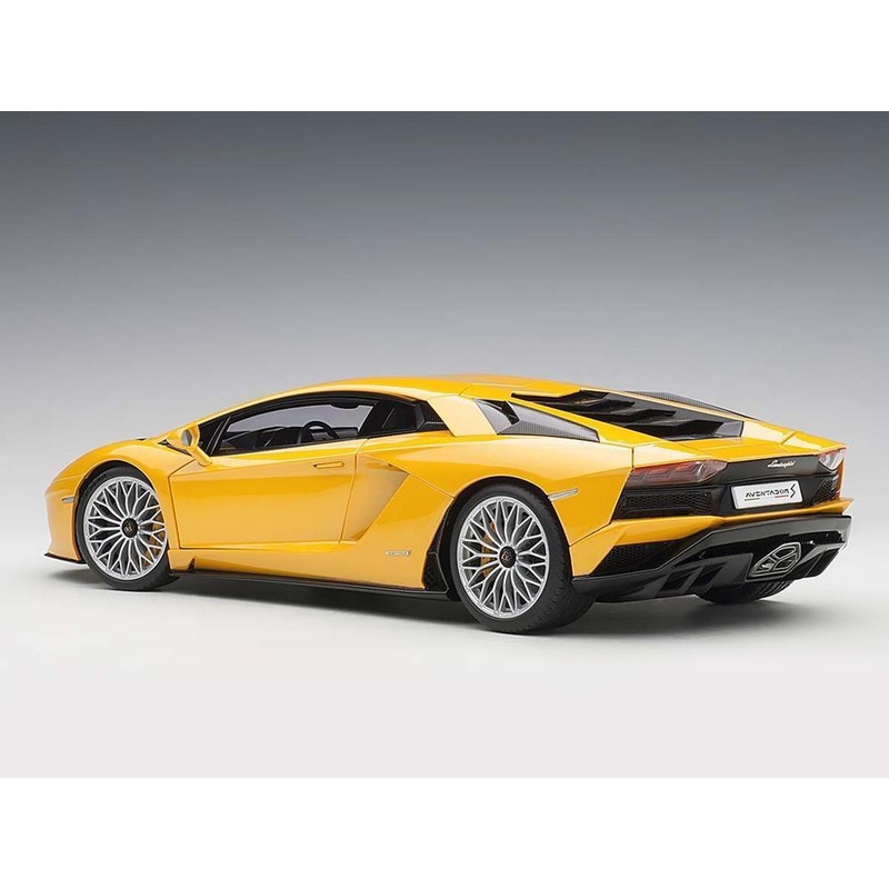 cAUTOArt 79132  1/18 LAMBORGHINI AVENTADOR (GIALLO ORION/PEARL YELLOW)