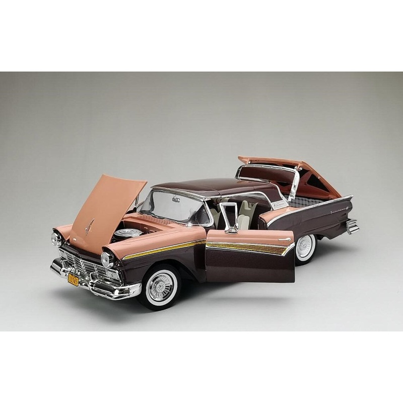 Sunstar SS-1345 1/18 1957 Ford Fairlane 500 Skyliner