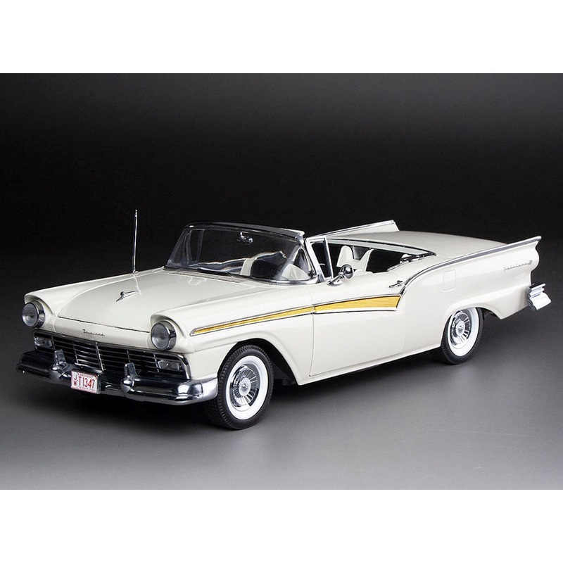 Sunstar SS-1346 1/18 1957 Ford Fairlane 500 Skyliner