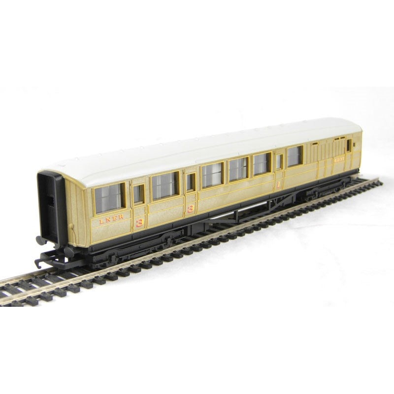 Hornby R4333 R/ROAD LNER Teak Brake