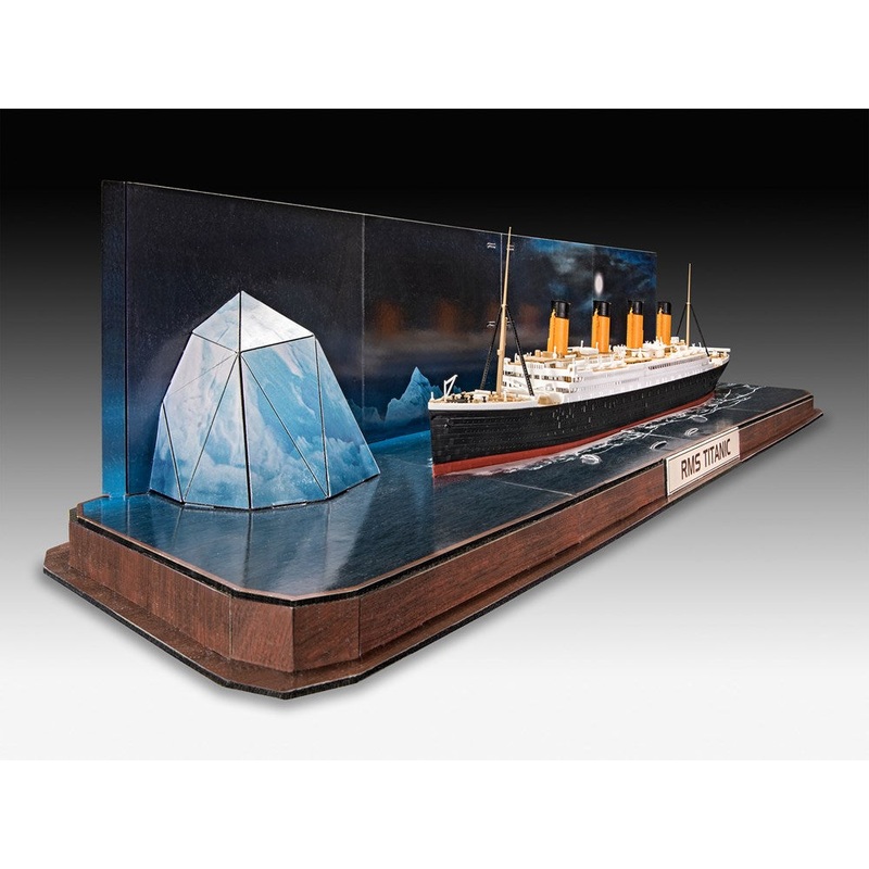 Revell 5599  1/600 Titanic With 3D Puzzle Of Iceberg